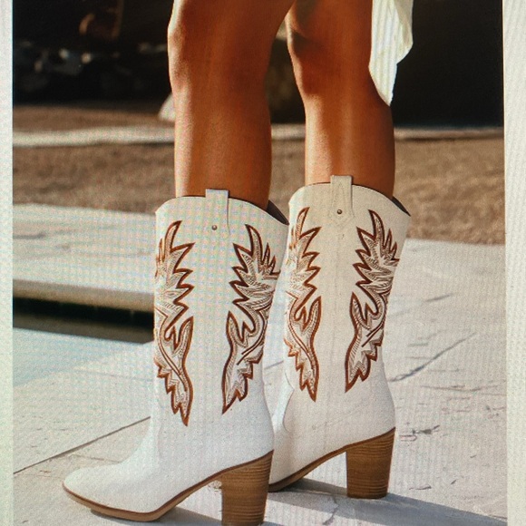 🎉Sale🎉 MIA Taley Tall Western Boots NIB / NWT /Size 10 Embroidered Faux L… - Picture 1 of 11